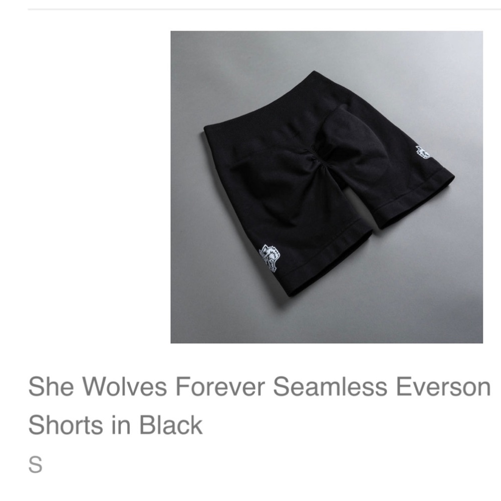 She Wolves Forever Seamless Everson
Shorts in Black
